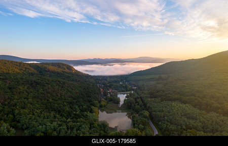 Foggy morning over the Danube river in Hugary-stock-foto