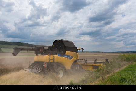 Farmers are harvesting with a New Holland CR9080 combine on a cloudy day.-stock-foto