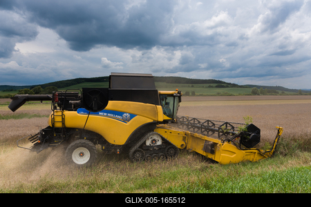 Farmers are harvesting with a New Holland CR9080 combine on a cloudy day.-stock-foto