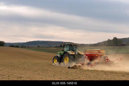 A farmer sowing with a John Deere tractor and a Horsch Pronto 4dc seeding machine.-stock-foto