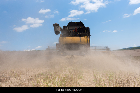 Farmers are harvesting with a New Holland CR9080 combine on a sunny day.-stock-foto
