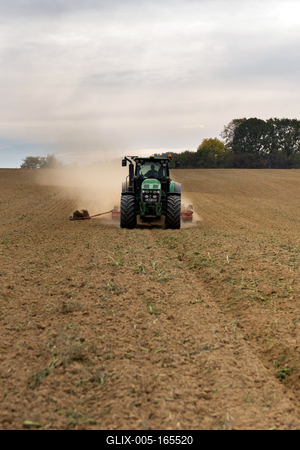 A farmer sowing with a John Deere tractor and a Horsch Pronto 4dc seeding machine.-stock-foto