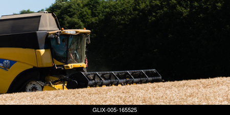 Farmers are harvesting with a New Holland CR9080 combine.-stock-foto