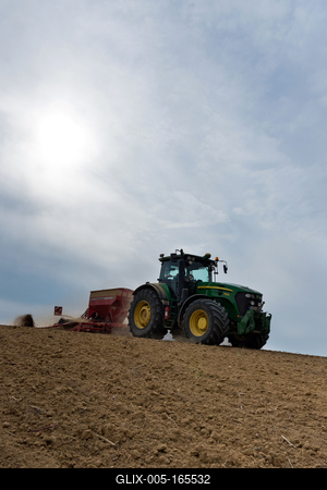 A farmer sowing with a John Deere tractor and a Horsch Pronto 4dc seeding machine.-stock-foto