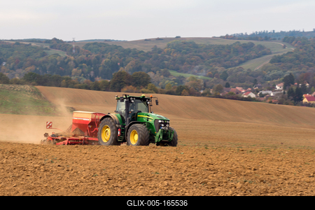 A farmer sowing with a John Deere tractor and a Horsch Pronto 4dc seeding machine.-stock-foto