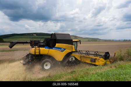 Farmers are harvesting with a New Holland CR9080 combine on a cloudy day.-stock-foto