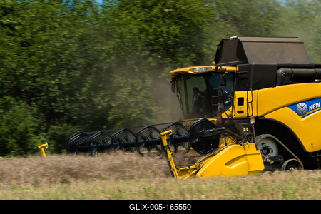 Farmers are harvesting with a New Holland CR9080 combine on a sunny day.-stock-foto
