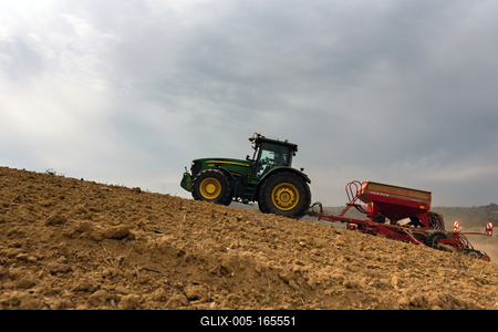 A farmer sowing with a John Deere tractor and a Horsch Pronto 4dc seeding machine.-stock-foto