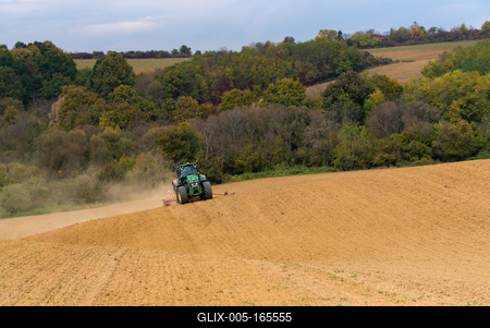 A farmer sowing with a John Deere tractor and a Horsch Pronto 4dc seeding machine.-stock-foto