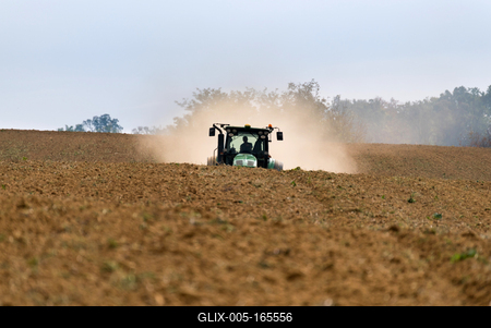 A farmer sowing with a John Deere tractor and a Horsch Pronto 4dc seeding machine.-stock-foto