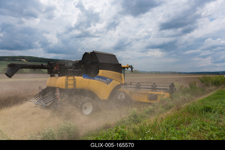 Farmers are harvesting with a New Holland CR9080 combine on a cloudy day.-stock-foto