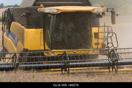 Farmers are harvesting with a New Holland CR9080 combine on a cloudy day.-stock-foto