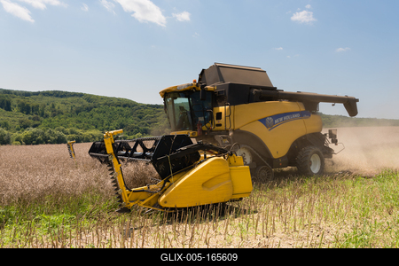 Farmers are harvesting with a New Holland CR9080 combine on a sunny day.-stock-foto