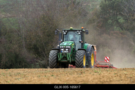 A farmer sowing with a John Deere tractor and a Horsch Pronto 4dc seeding machine. It's a panning shot, that cause the blurry background.-stock-foto