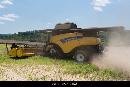 Farmers are harvesting with a New Holland CR9080 combine on a cloudy day.-stock-foto
