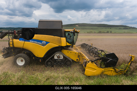 Farmers are harvesting with a New Holland CR9080 combine on a cloudy day.-stock-foto