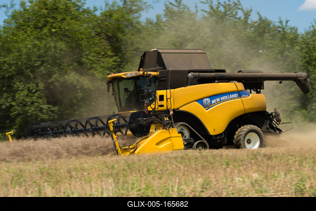 Farmers are harvesting with a New Holland CR9080 combine on a sunny day.-stock-foto