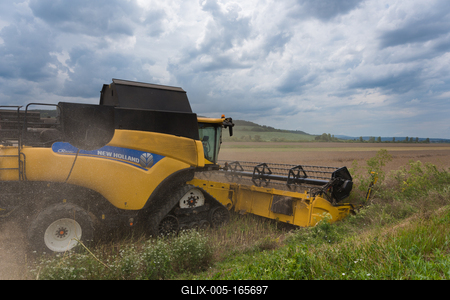 Farmers are harvesting with a New Holland CR9080 combine on a cloudy day.-stock-foto