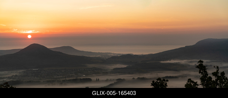 Tanúhegyek a Balatonnál-stock-foto