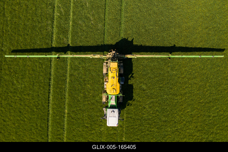 mezőgazdasági permetezés-stock-foto