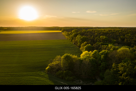 Napnyugta a mezőn-stock-foto