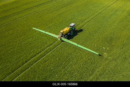mezőgazdasági permetezés-stock-foto