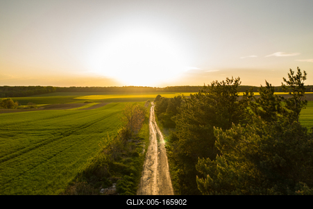 Napnyugta a mezőn-stock-foto