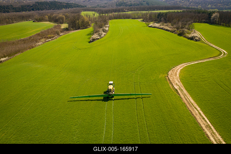 mezőgazdasági permetezés-stock-foto