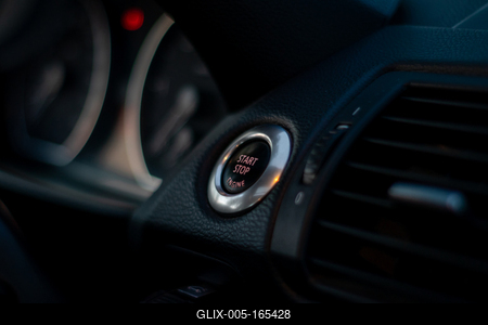 Silver start stop button on dashboard-stock-foto