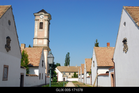 Utcarészlet a Majkpusztán lévő kamalduli remeteségben.-stock-foto