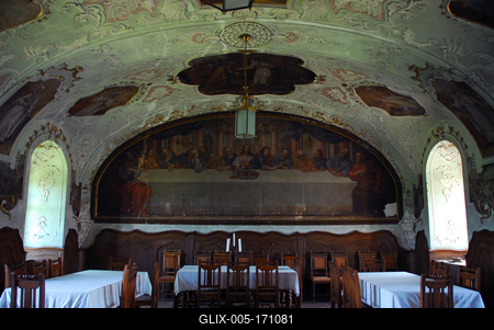 A kamalduli remeteség nagy épületében lévő ebédlő.-stock-foto