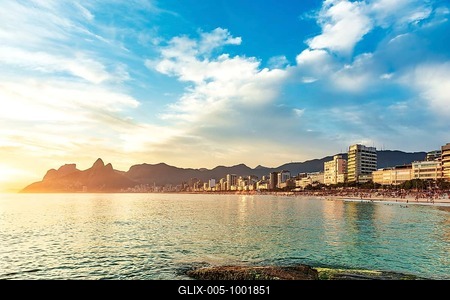 Buildings facing the sea on Ipanema beach in Rio de Janeiro during sunset, Ipanema beach, Rio de Janeiro, Rio de Janeiro, Brazil-stock-foto