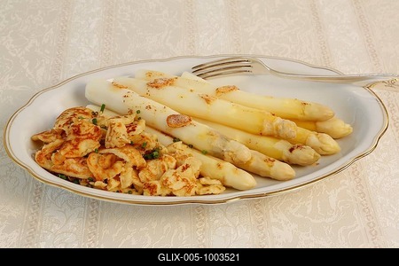 Baden cuisine, asparagus with crate, "Flädle", pancakes made of potato dough torn into pieces with white asparagus, vegetables, healthy, hearty, from the pan, vegetarian, typically Baden, traditional cuisine, serving platter, fork, food photography, studio, Germany-stock-foto