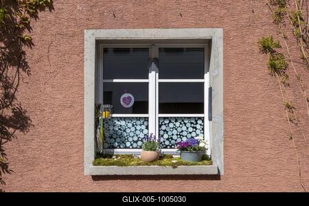 Window with decoration on the window sill in the old town of Radolfzell on Lake Constance, Constance district, Baden-Württemberg, Germany-stock-foto