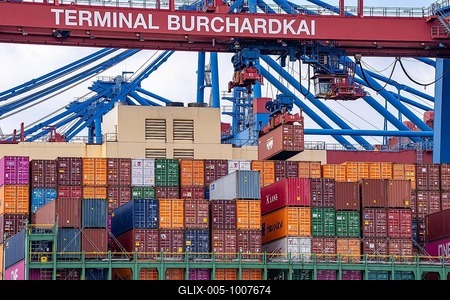 HMM Nuri container freighter, at HHLA Container Terminal Burchardkai, in Waltershofer Hafen, being loaded, capacity of up to 16000 TEU, Hamburg, Germany-stock-foto