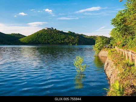 Shore in the evening light, Edersee, Ederstausee, Edertalsperre, behind Schloss Waldeck, Hesse, Germany-stock-foto