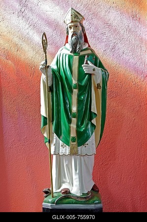 St. Patrick of Ireland, saint figure, Catholic Church of St. Declan, Ardmore, County Waterford, Ireland, Europe-stock-foto