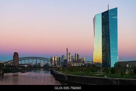 European Central Bank at sunrise, in front of Frankfurt skyline, Frankfurt, Hesse, Germany-stock-foto