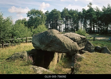 Megalithic grave near Raven, Sodersdorf, Luneburg Heath, Lower Saxony, Germany, Europe-stock-foto