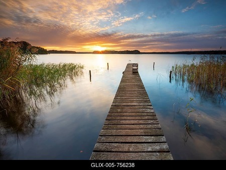 Sunset at Großer Lychensee, wooden footbridge in the reeds, Lychen, Brandenburg, Germany-stock-foto