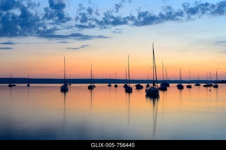 Sailboats at sunset, Lake Ammer, near Herrsching, Bavaria, Germany-stock-foto