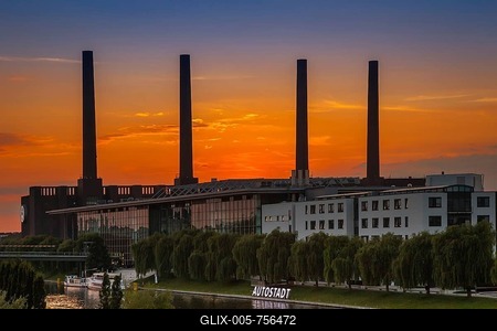 VW KonzernForum premises with the entrance to the Autostadt complex and the heating station of the Volkswagen plant with its four chimneys, Wolfsburg, Lower Saxony, Germany-stock-foto