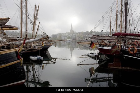 Peaceful harbour in early morning mist, the museum harbour is full with tradional sailing boats for the Rum Regatta 2008, Flensburg, Schleswig-Holstein, Germany, Europe-stock-foto