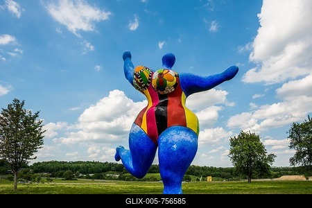 Würth Museum 2, Sculpture Blue Nana by Niki de Saint Phalle, Gaisbach, Künzelsau, Baden-Württemberg, Germany-stock-foto