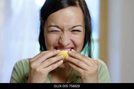 Young women sucking a lemon, vitamin C-stock-foto