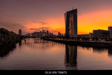 Sunset behind European Central Bank, ECB and Frankfurt skyline from Arthur-von-vineyard-Steg, Frankfurt am Main, Hesse, Germany-stock-foto