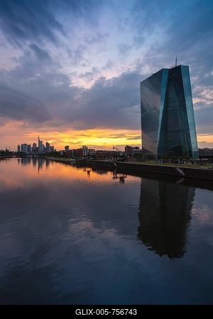 The new European Central Bank, ECB, in front of the skyline of Frankfurt at sunset, Frankfurt am Main, Hesse, Germany-stock-foto