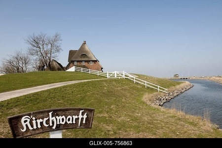 Kirchwarft dwelling mound with the thatched church and the pastorate on hallig Hooge, North Sea, Schleswig-Holstein Wadden Sea National Park, UNESCO World Natural Heritage Site, Northern Friesland, Northern Germany, Europe-stock-foto