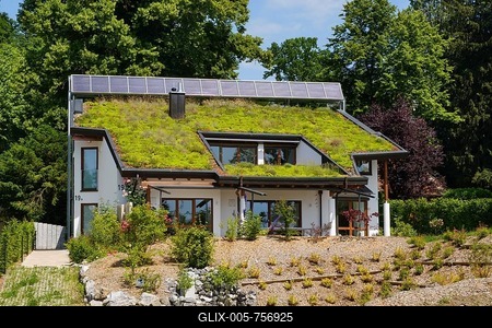 Residential house with green roof and solar panels, Uhldingen-Mühlhofen, Lake Constance, Baden-Württemberg, Germany-stock-foto