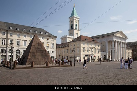 Marketplace with pyramid and Protestant Church, Karlsruhe, Baden-Wuerttemberg, Germany, Europe-stock-foto